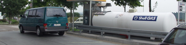 Die friesengrüne Gaskutsche beim Tanken: Kirchheim u. Teck West, 2008